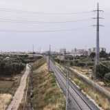 ...grazie a un ponte che ci permette anche di ammirare il percorso della ferrovia che � arrivata fin qui